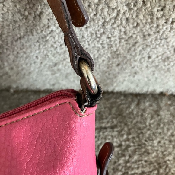 IN GREAT CONDITION! LIZ CLAIBORNE HOT PINK VEGAN LEATHER SHOULDER BAG HANDBAG - Picture 4 of 11